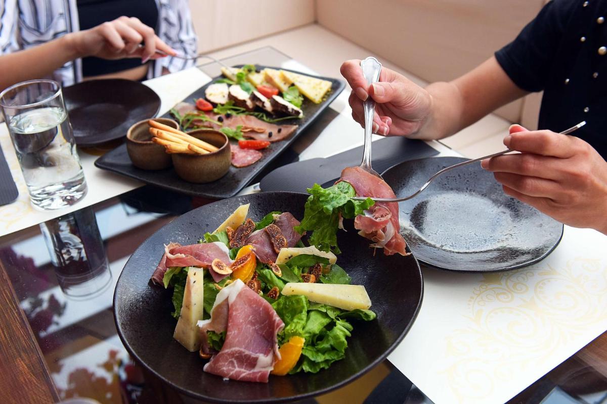 10GR Boutique Hotel & Wine Bar