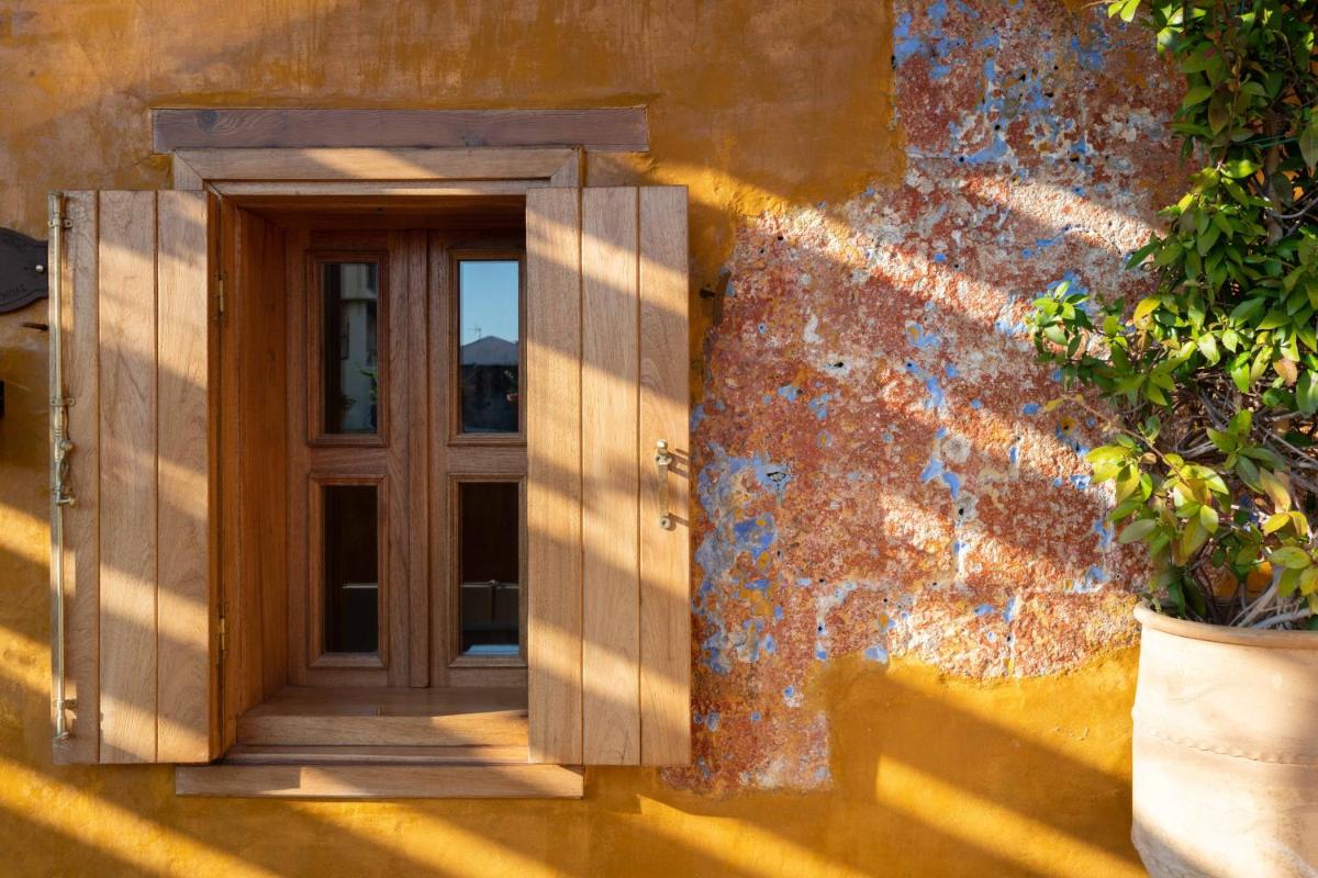 10GR Boutique Hotel & Wine Bar