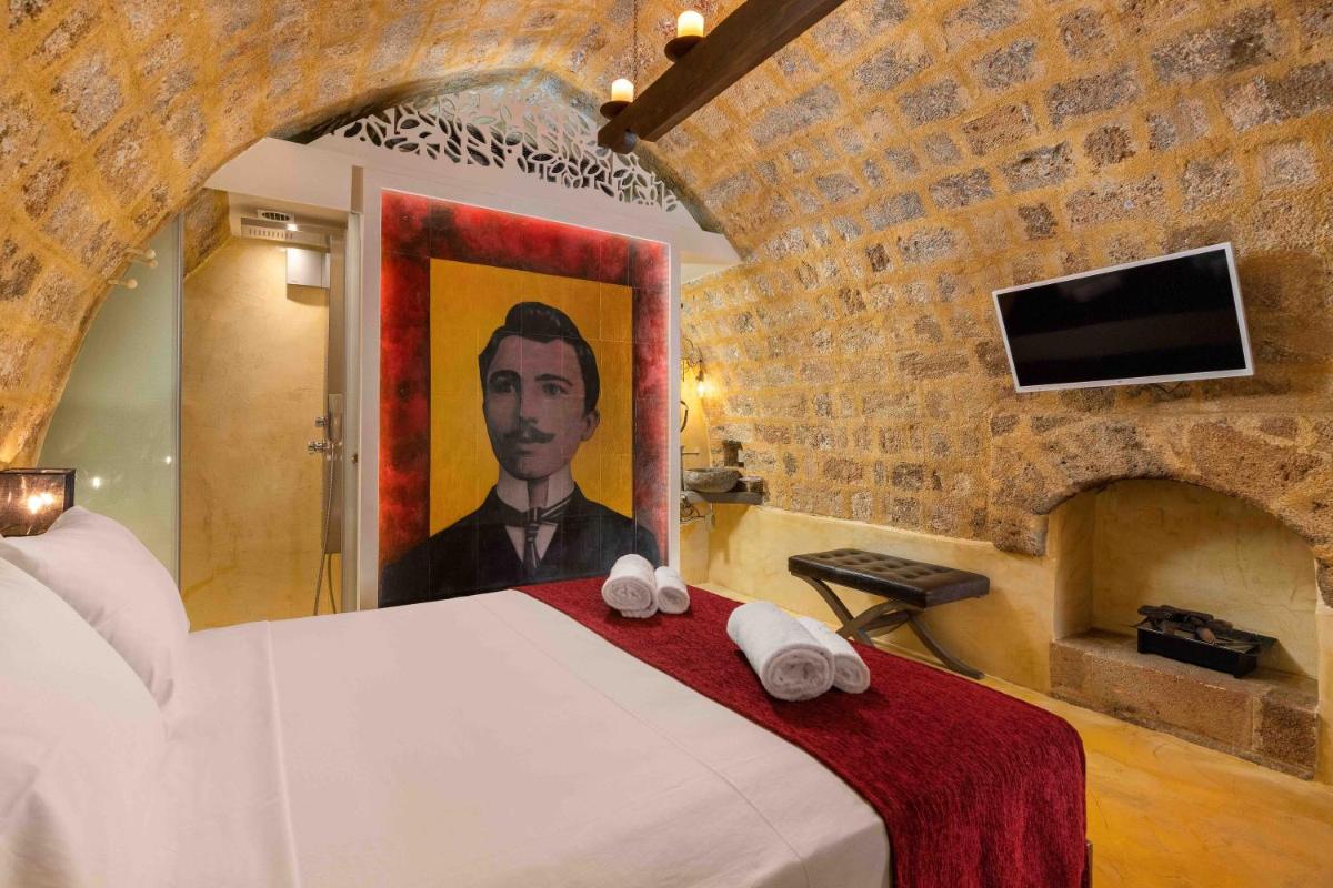 10GR Boutique Hotel & Wine Bar