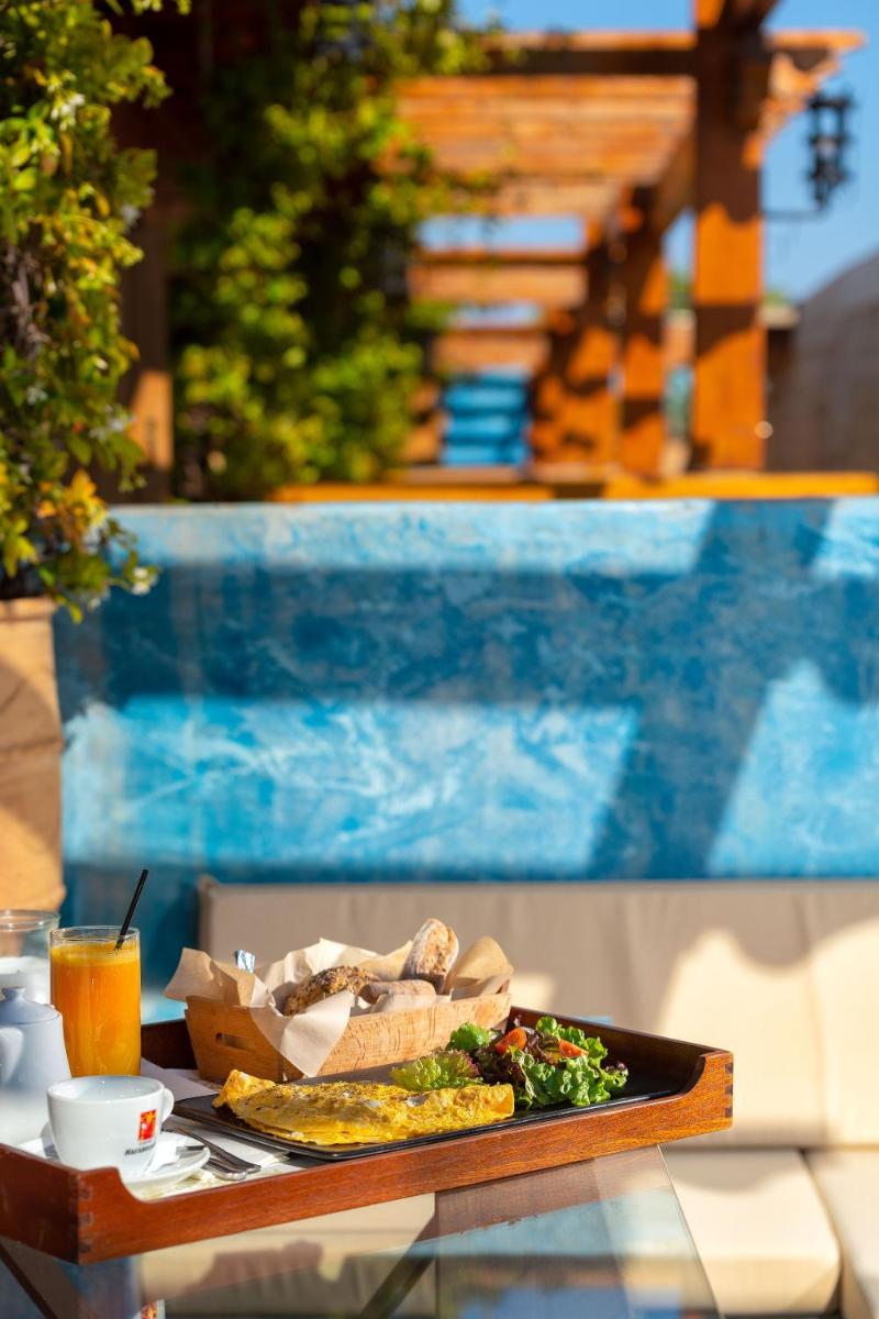 10GR Boutique Hotel & Wine Bar