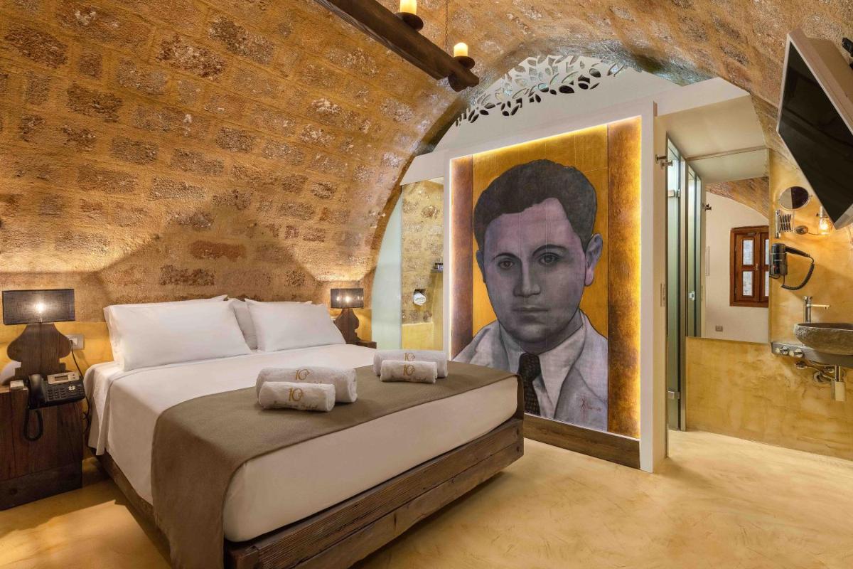 10GR Boutique Hotel & Wine Bar