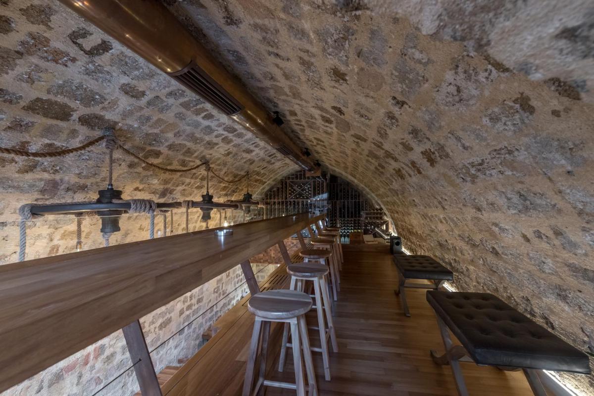 10GR Boutique Hotel & Wine Bar