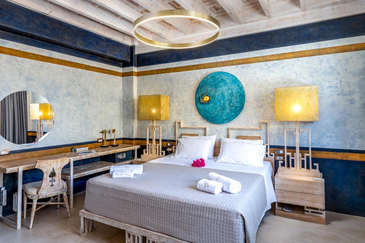 10GR Boutique Hotel & Wine Bar