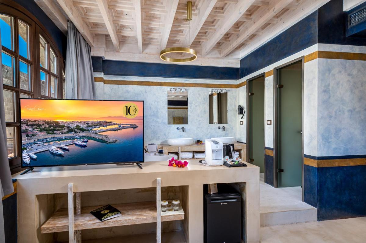 10GR Boutique Hotel & Wine Bar