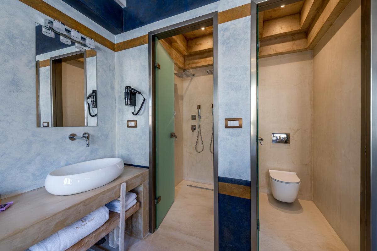 10GR Boutique Hotel & Wine Bar