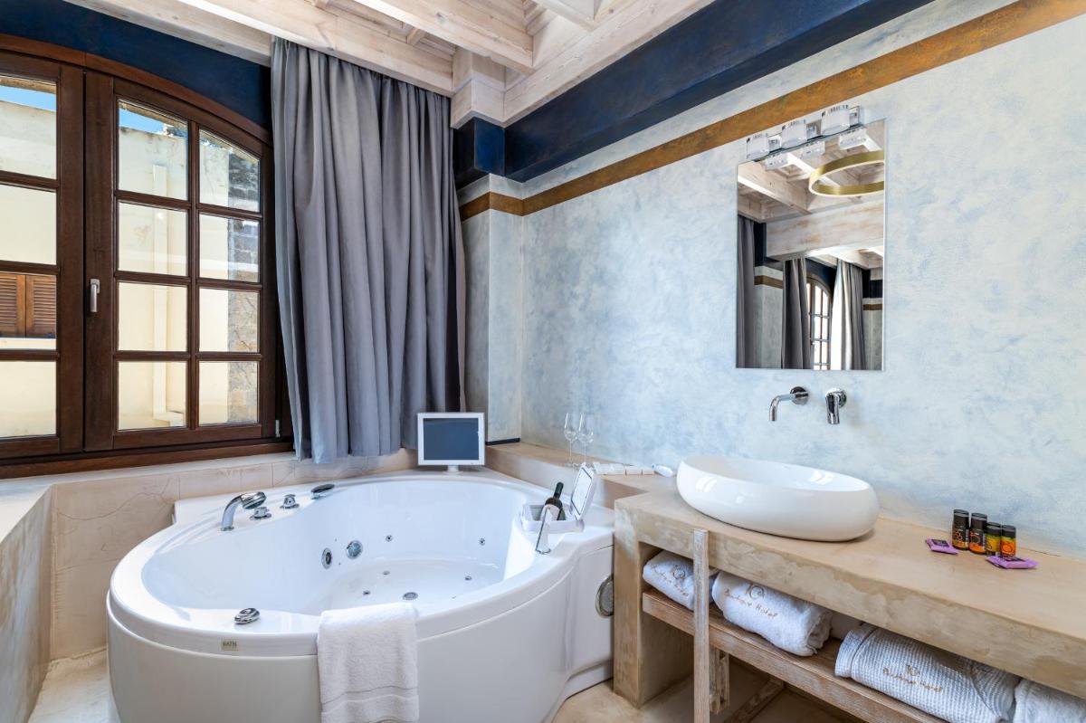 10GR Boutique Hotel & Wine Bar