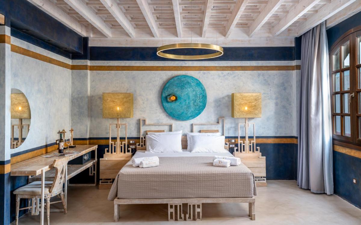 10GR Boutique Hotel & Wine Bar