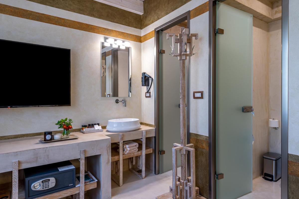 10GR Boutique Hotel & Wine Bar