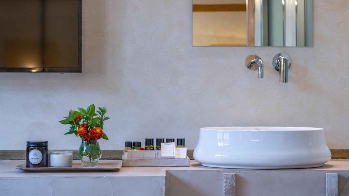 10GR Boutique Hotel & Wine Bar