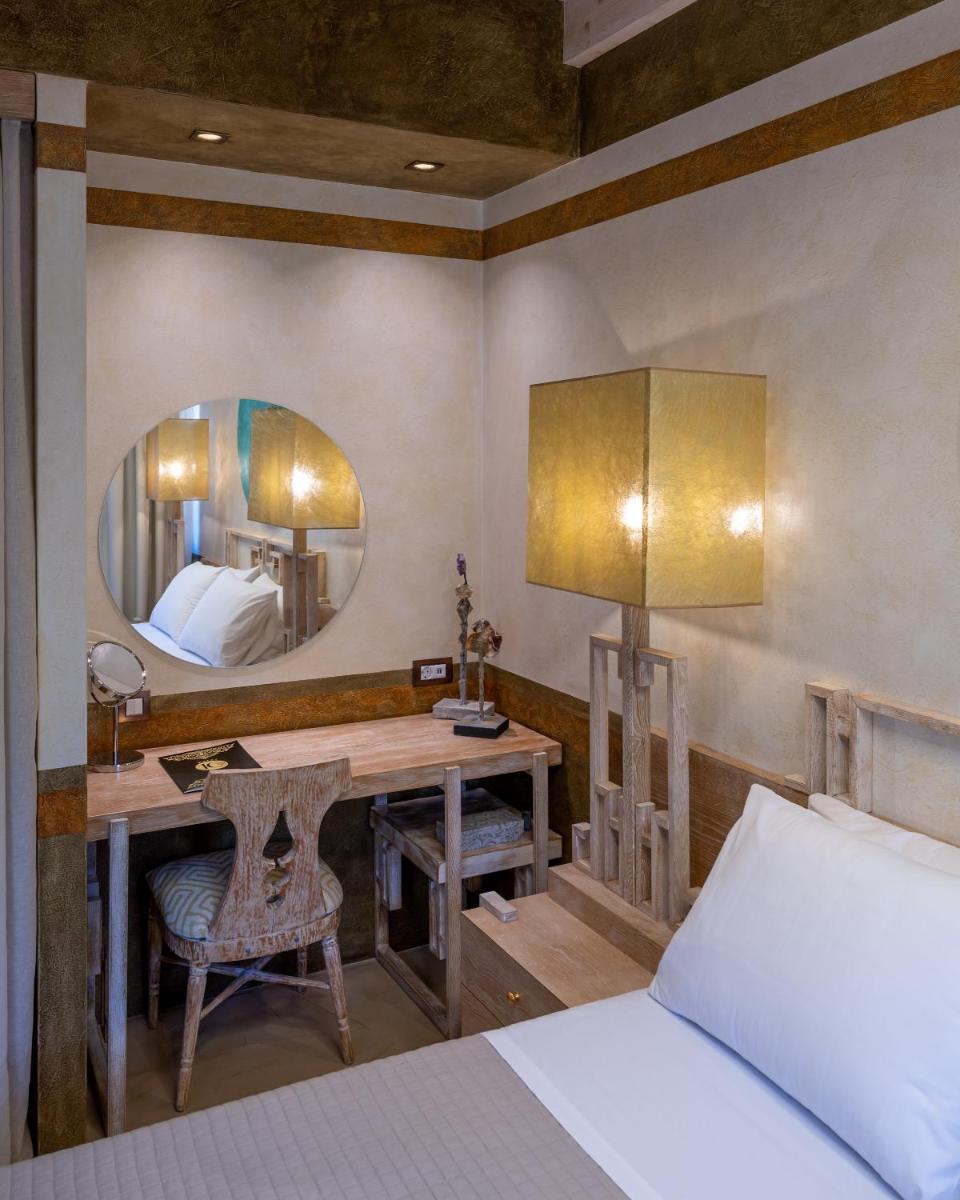 10GR Boutique Hotel & Wine Bar