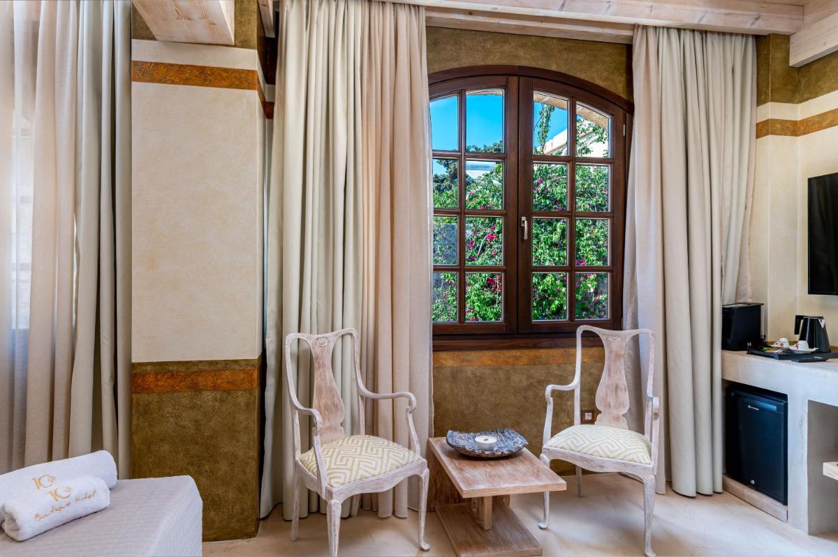 10GR Boutique Hotel & Wine Bar