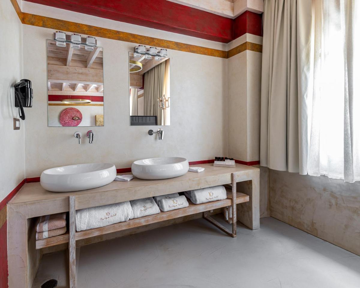 10GR Boutique Hotel & Wine Bar