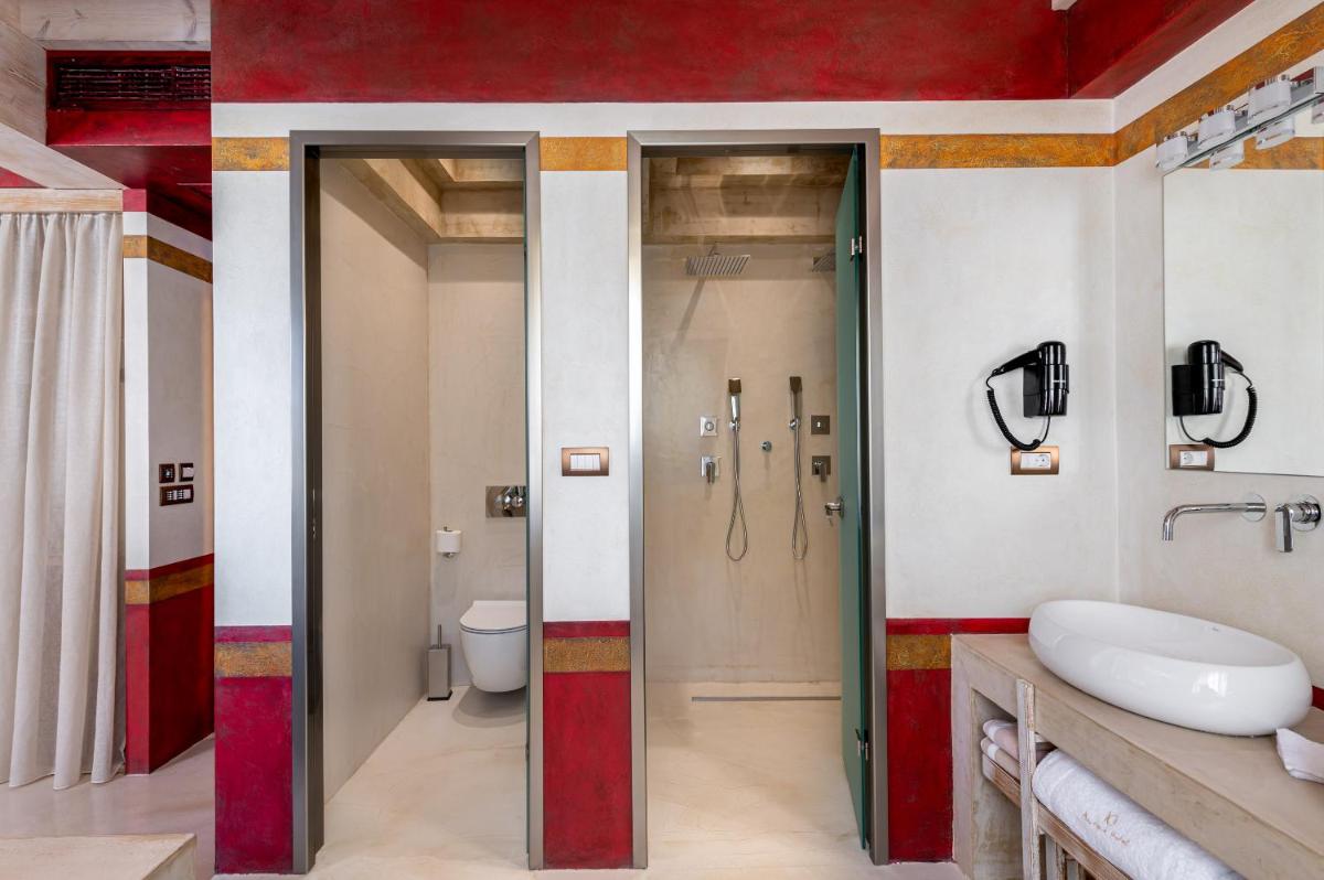 10GR Boutique Hotel & Wine Bar