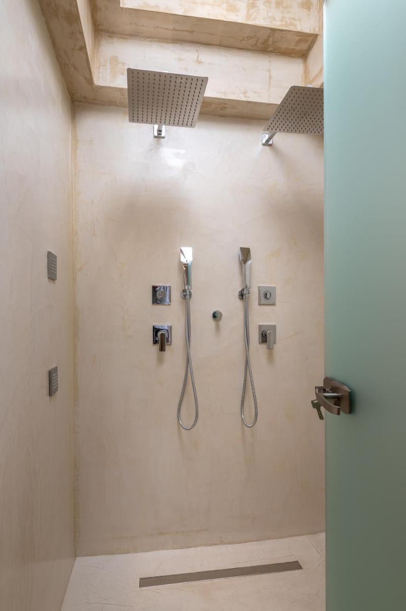 10GR Boutique Hotel & Wine Bar