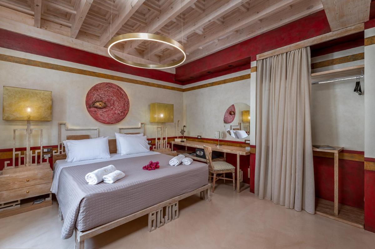 10GR Boutique Hotel & Wine Bar