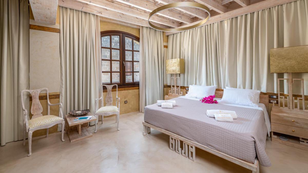 10GR Boutique Hotel & Wine Bar