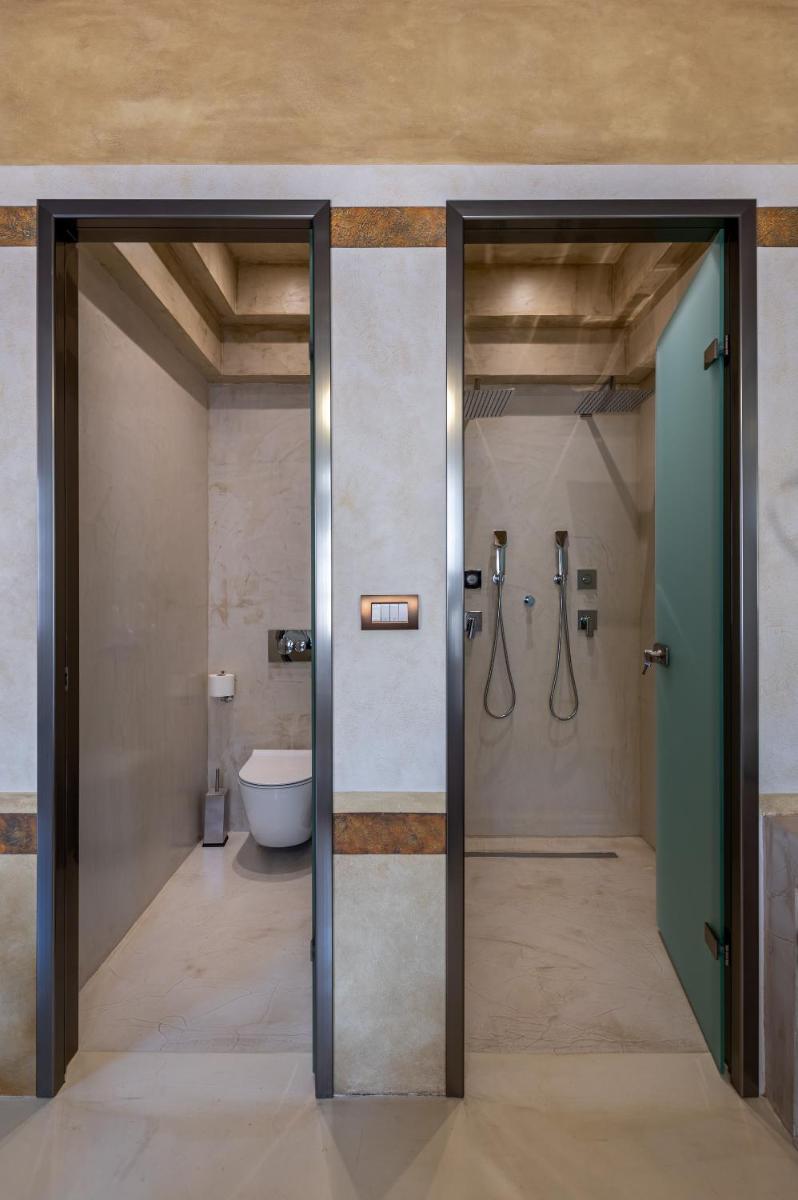 10GR Boutique Hotel & Wine Bar