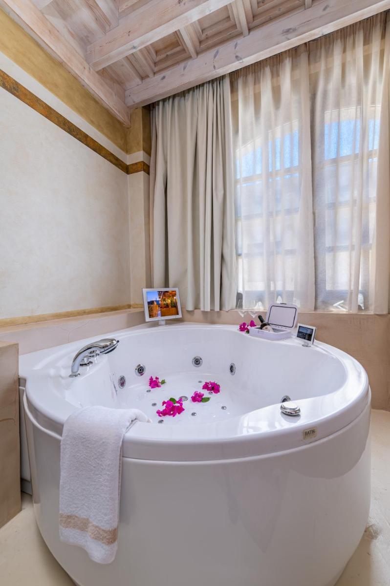 10GR Boutique Hotel & Wine Bar