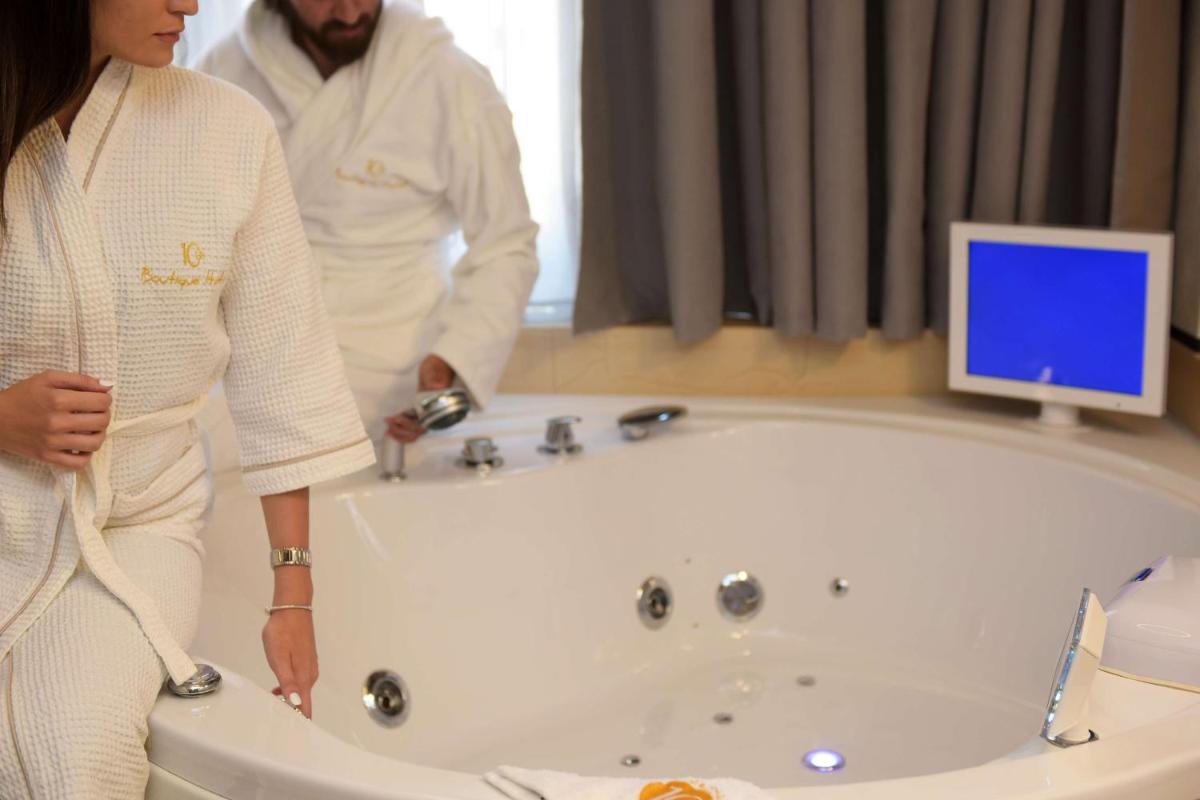 10GR Boutique Hotel & Wine Bar