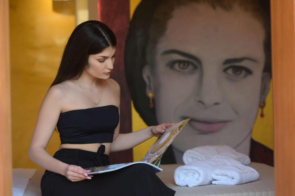 10GR Boutique Hotel & Wine Bar