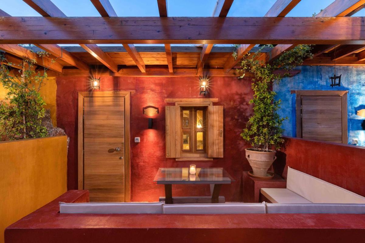 10GR Boutique Hotel & Wine Bar