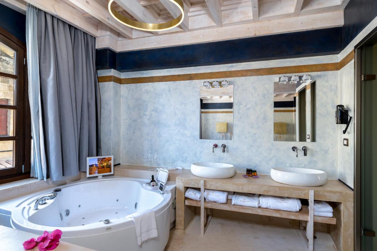 10GR Boutique Hotel & Wine Bar