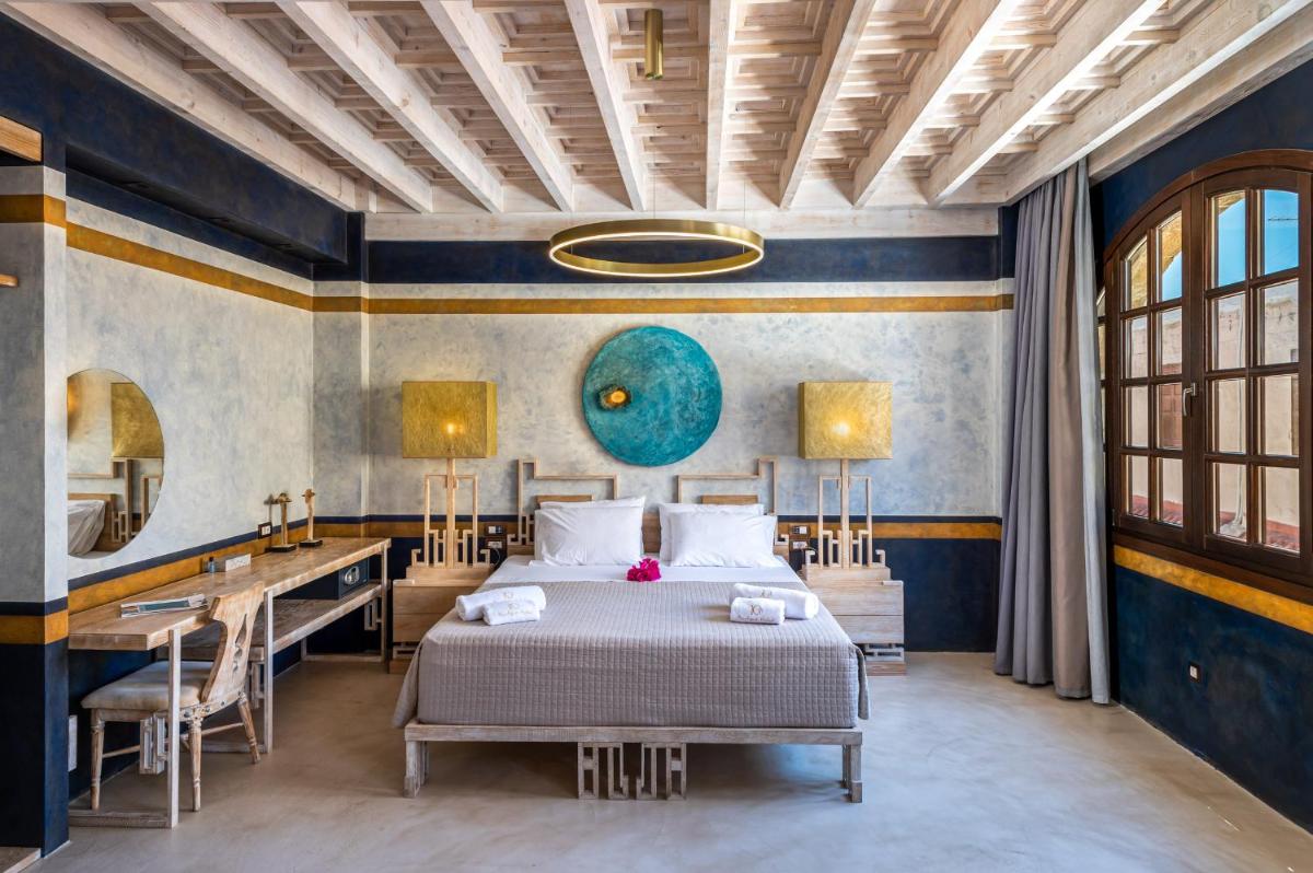 10GR Boutique Hotel & Wine Bar