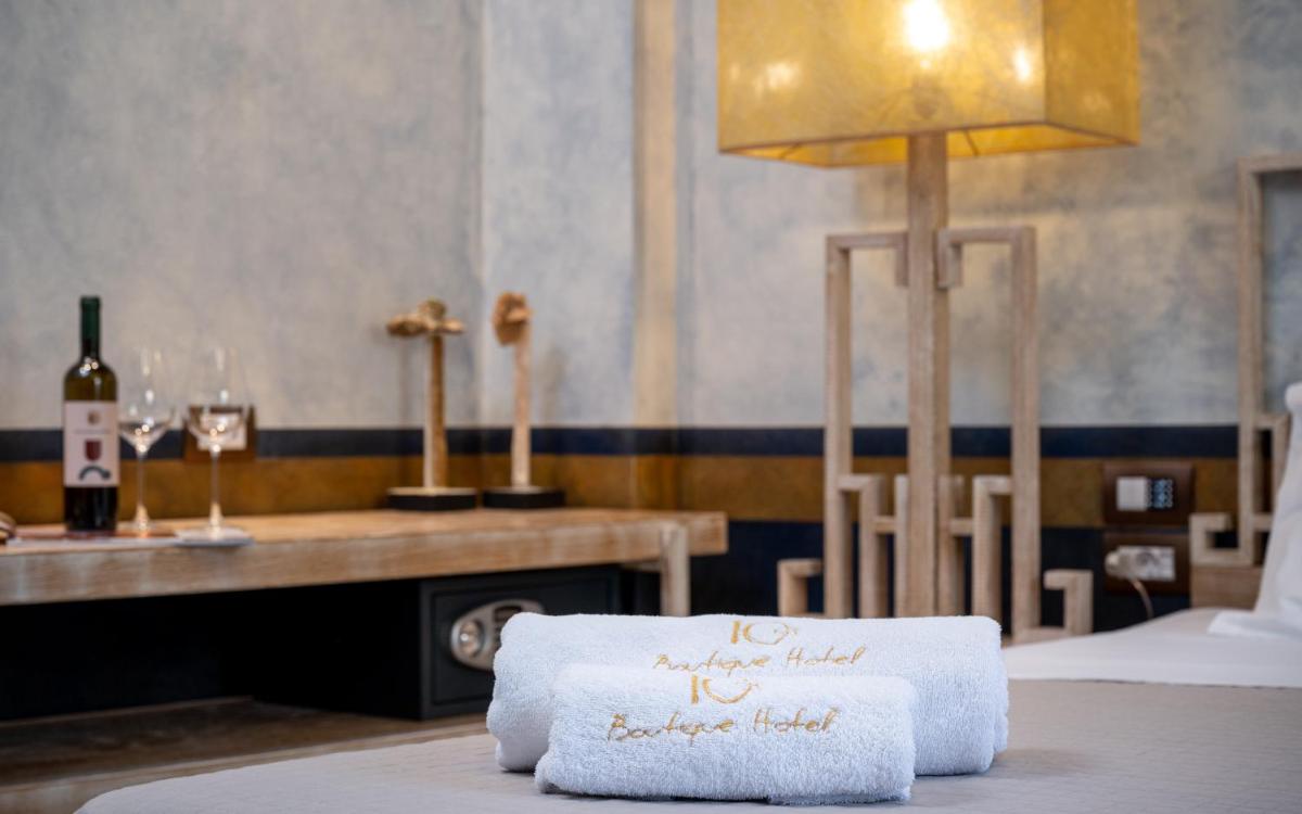 10GR Boutique Hotel & Wine Bar