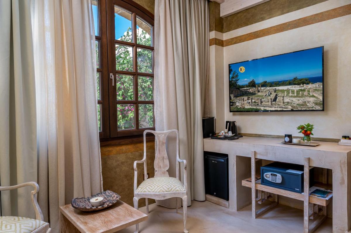 10GR Boutique Hotel & Wine Bar