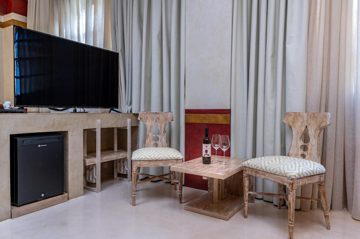 10GR Boutique Hotel & Wine Bar