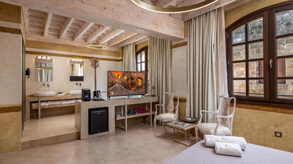 10GR Boutique Hotel & Wine Bar