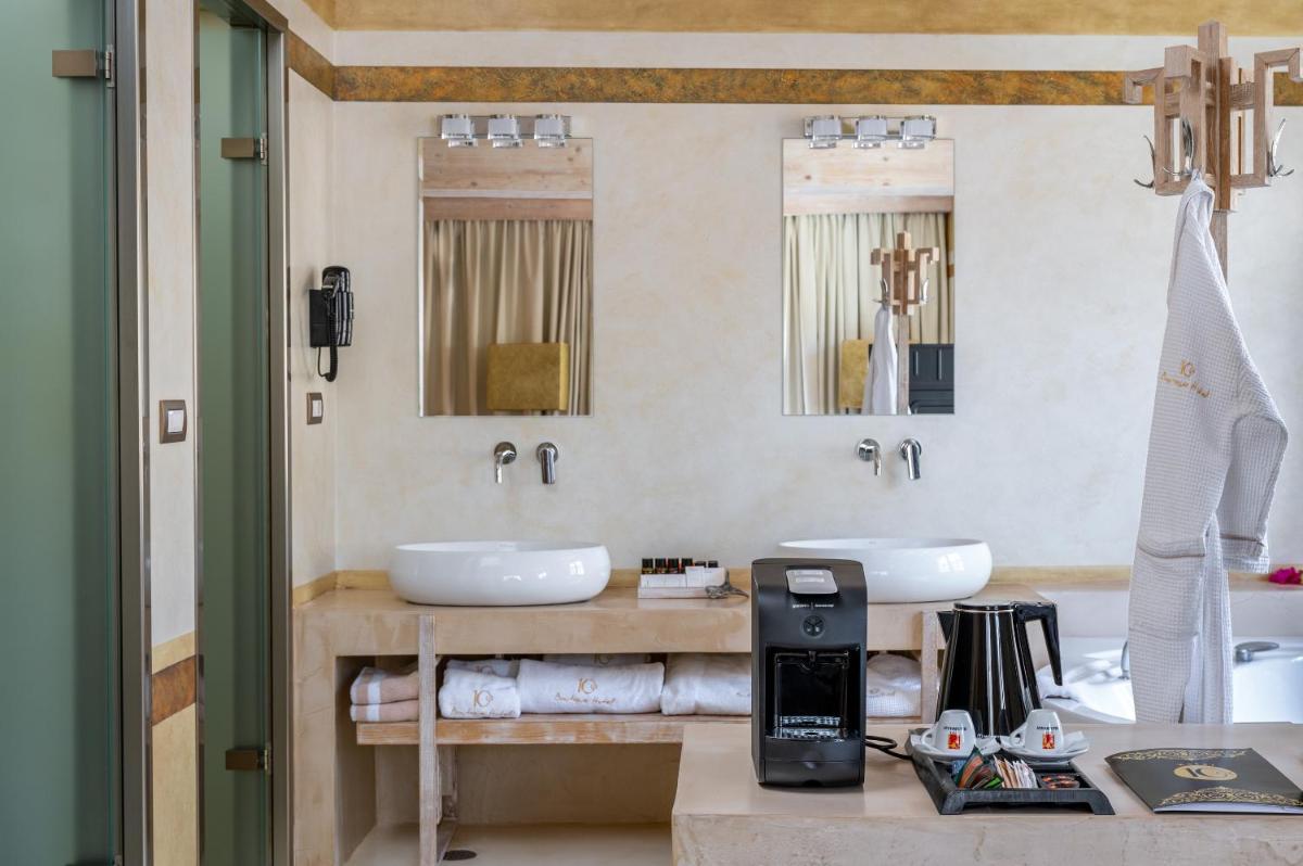 10GR Boutique Hotel & Wine Bar