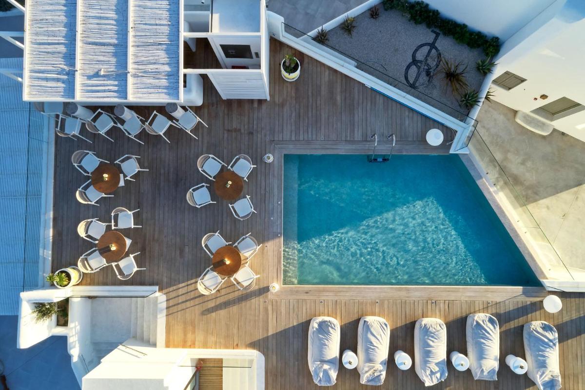18 Grapes Hotel