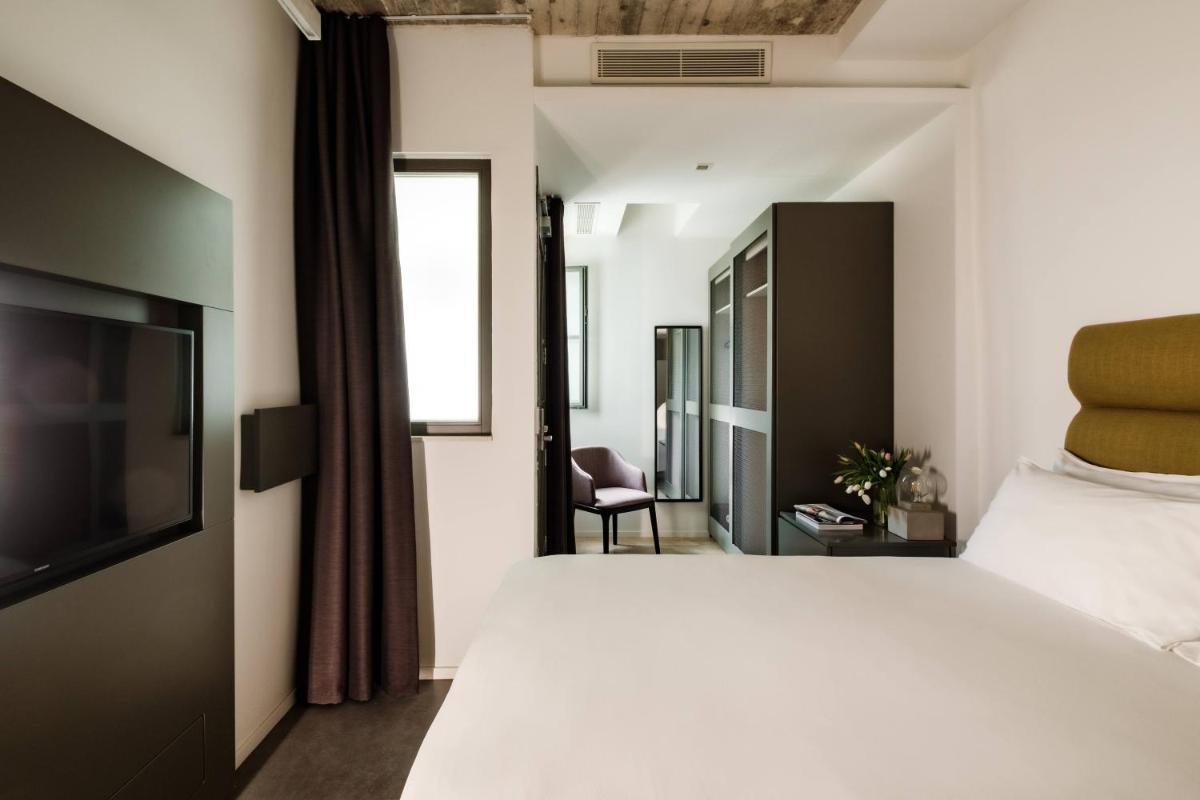 19 ROOMS
