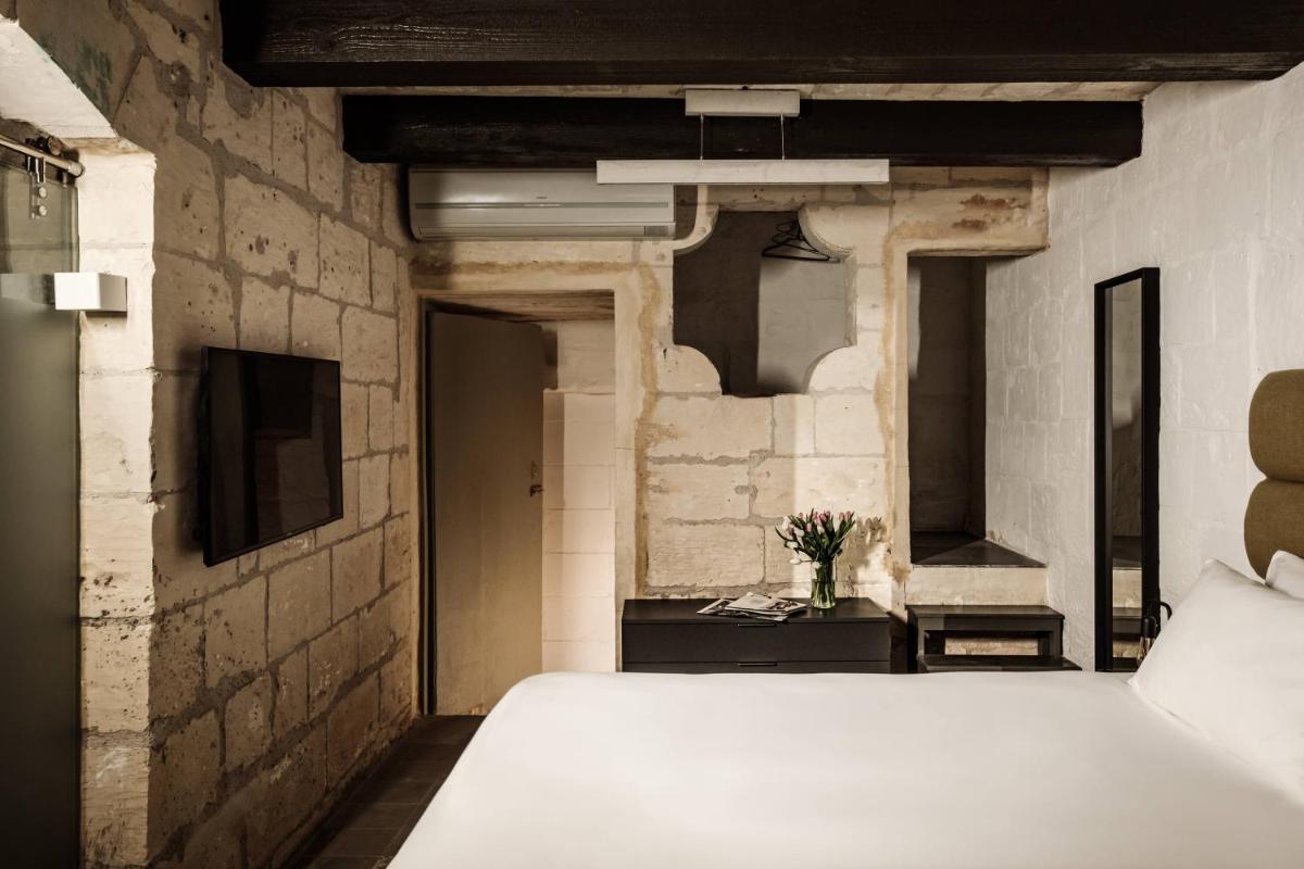 19 ROOMS
