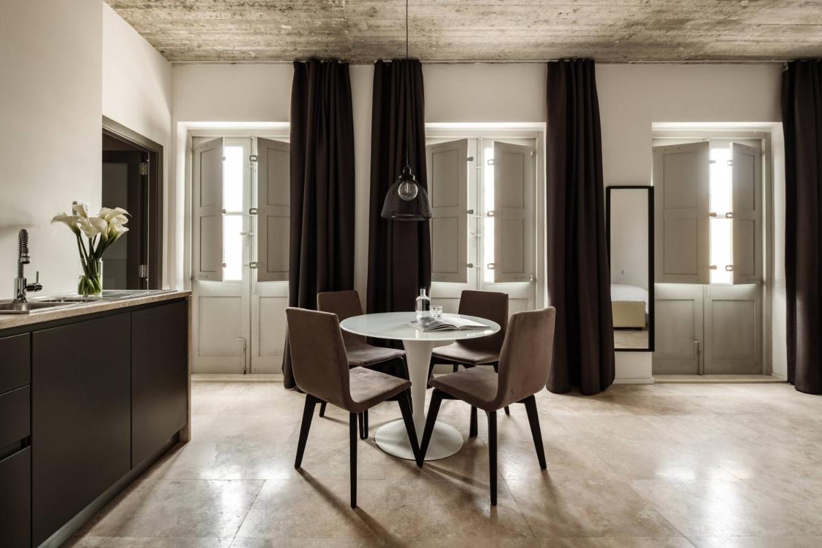 19 ROOMS