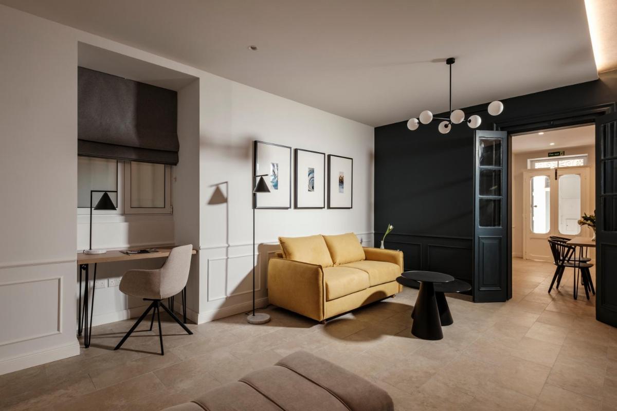 19 ROOMS