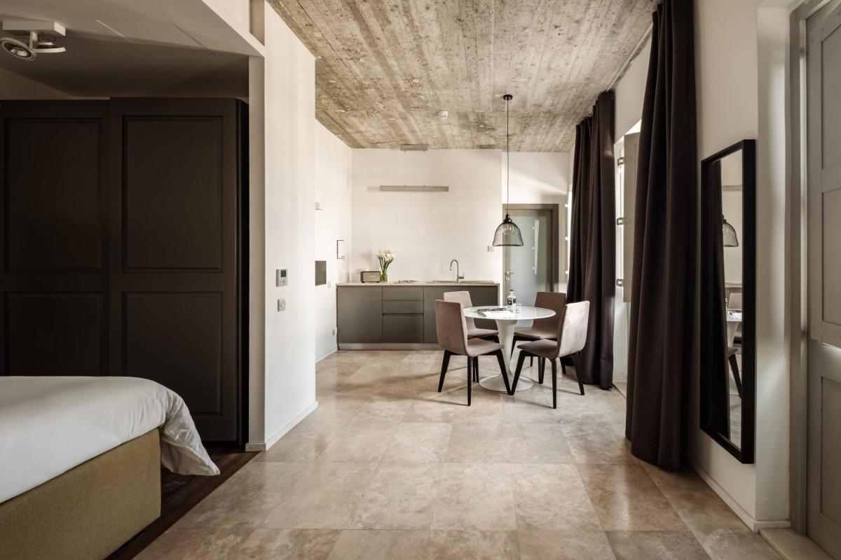 19 ROOMS