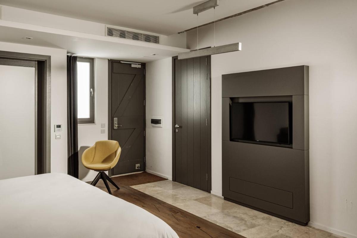 19 ROOMS