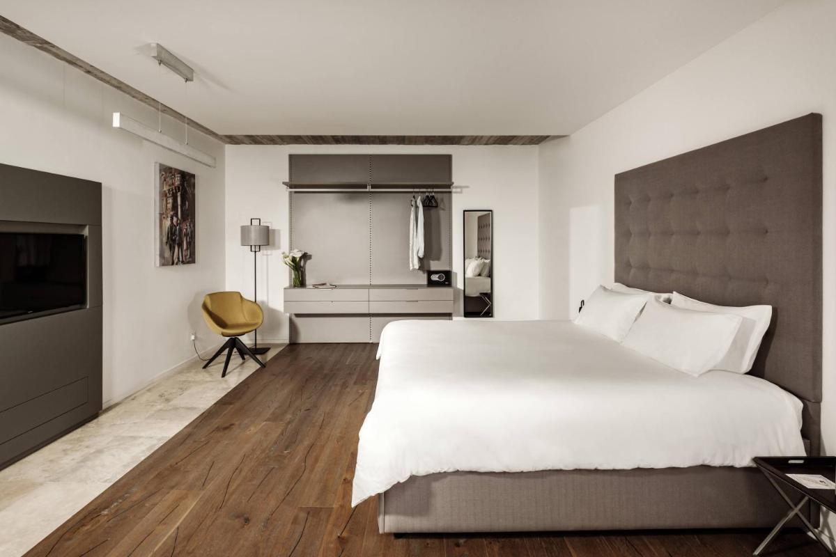 19 ROOMS