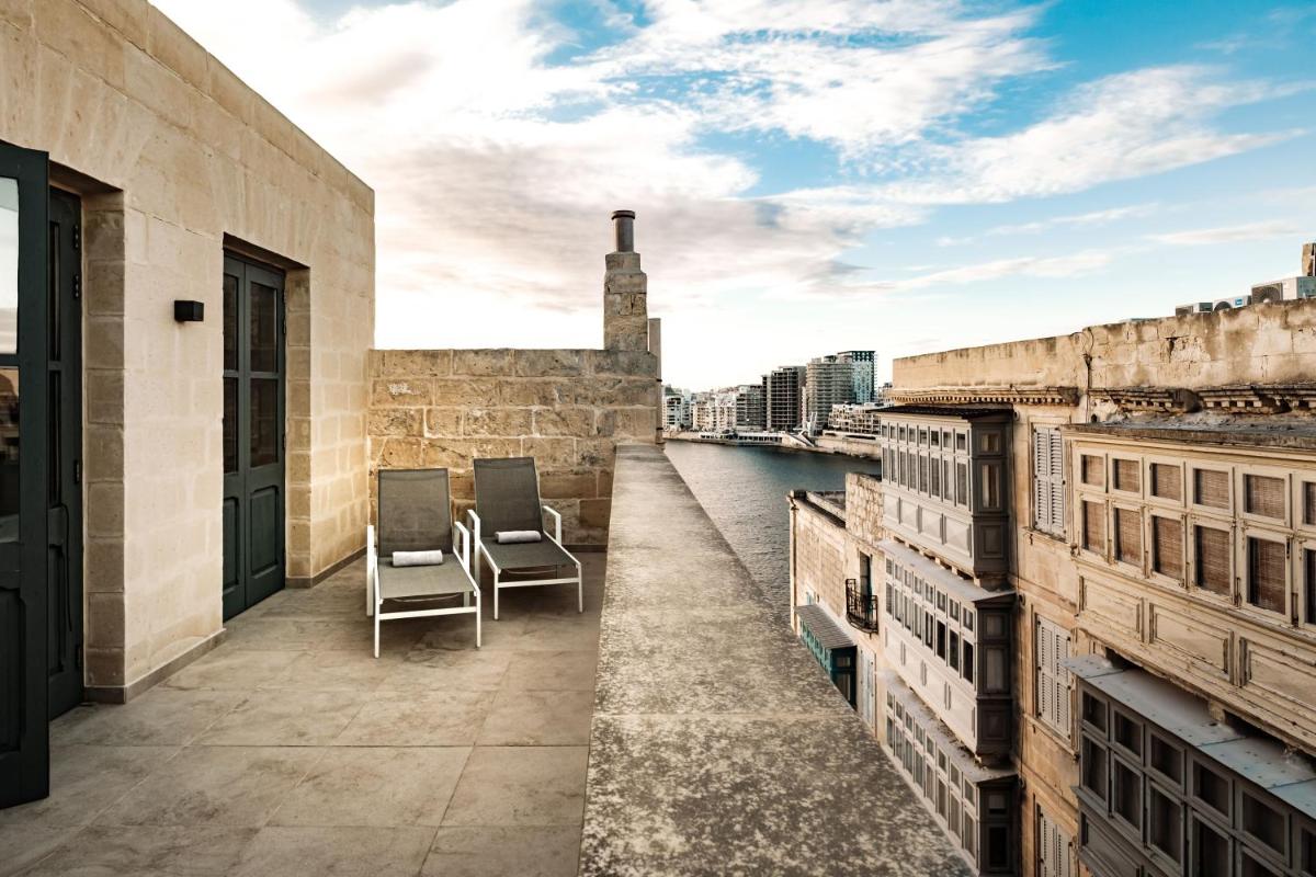 19 ROOMS