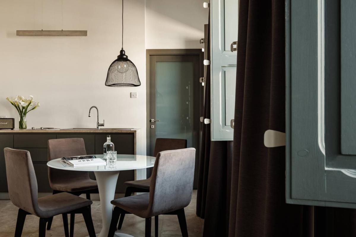 19 ROOMS