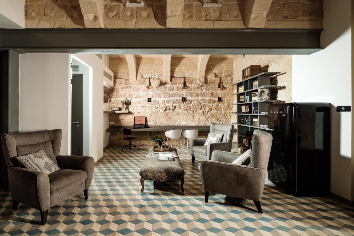 19 ROOMS
