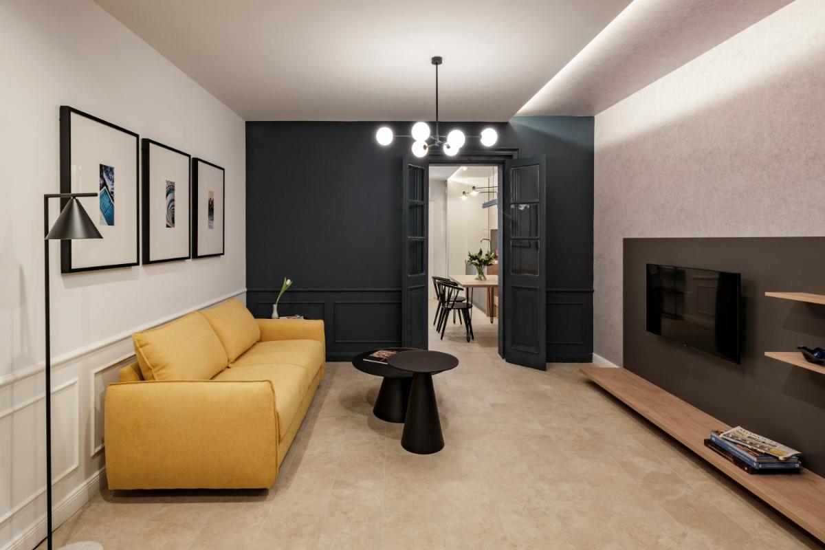 19 ROOMS
