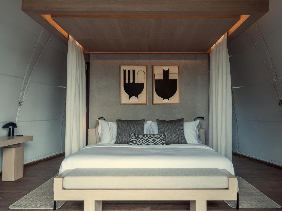 91 Athens Riviera, The Resort