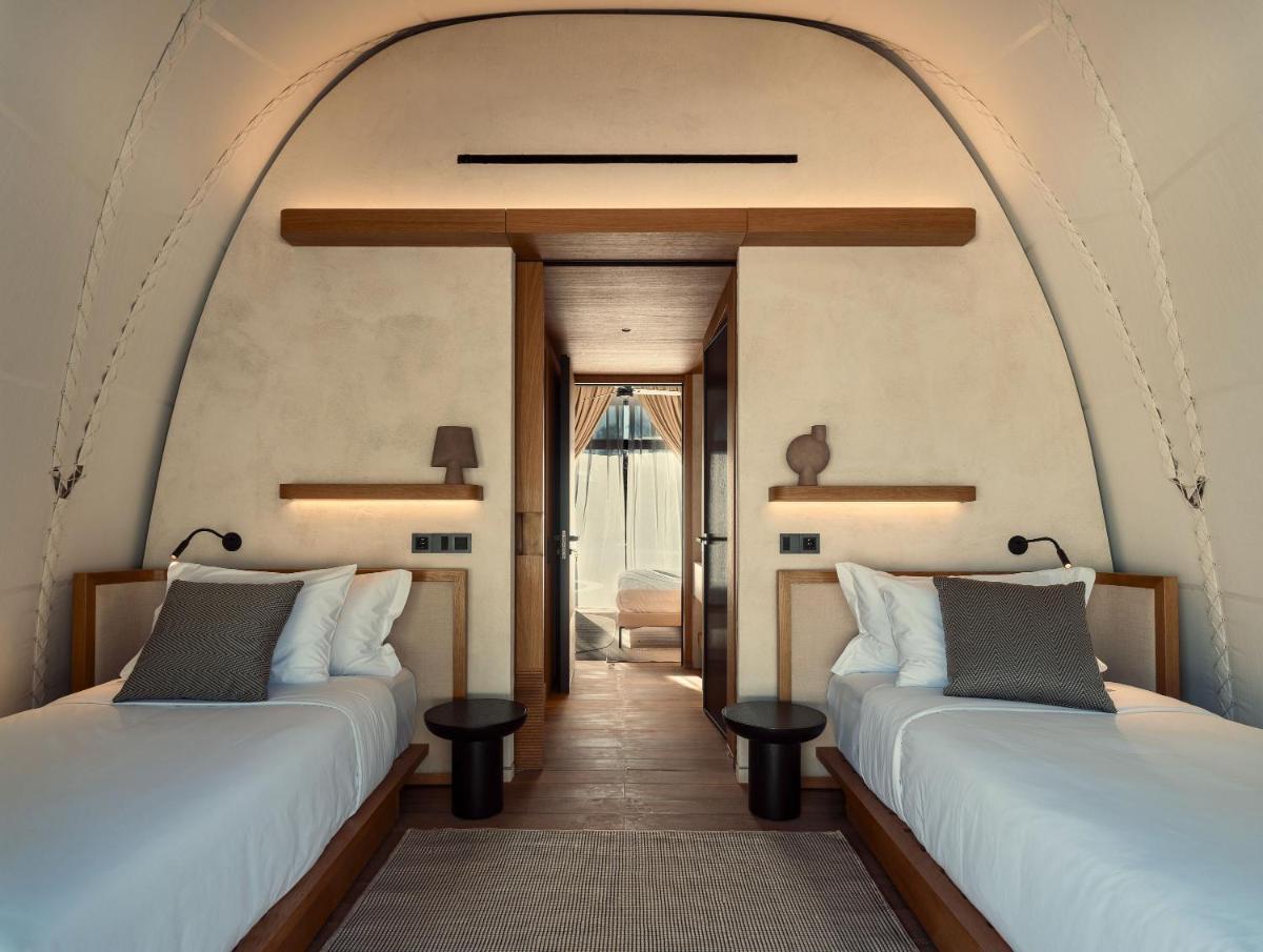 91 Athens Riviera, The Resort