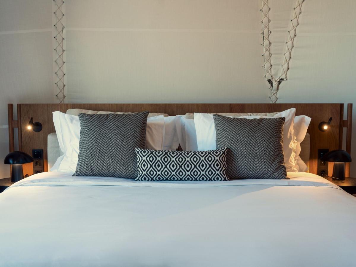 91 Athens Riviera, The Resort