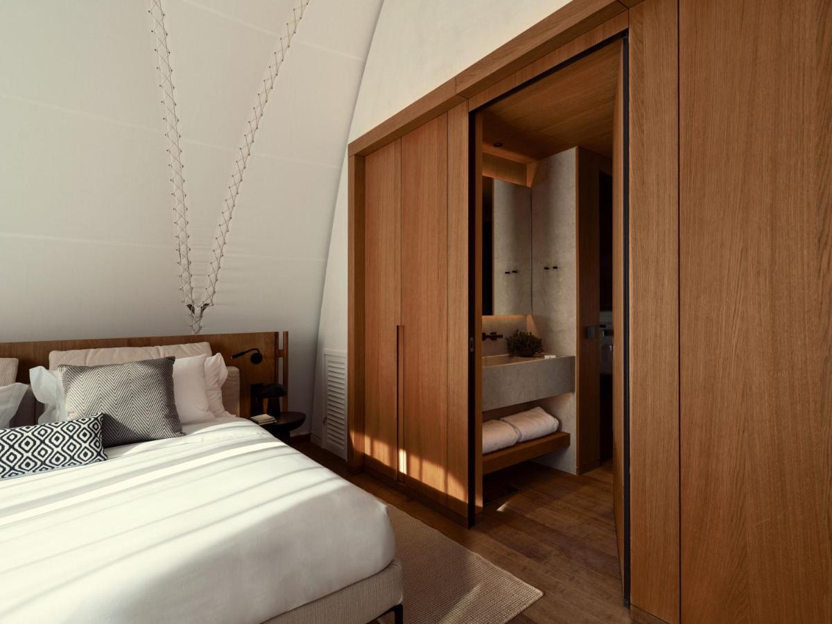 91 Athens Riviera, The Resort