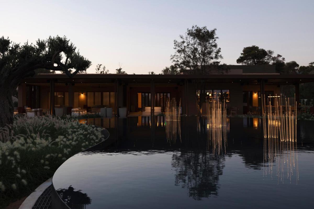 91 Athens Riviera, The Resort