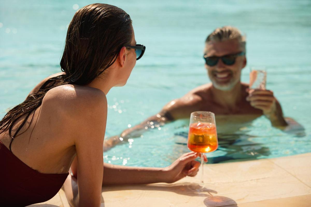 91 Athens Riviera, The Resort